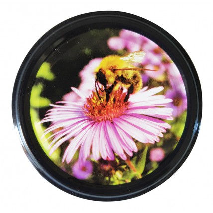Víčko na sklenici na med se závitem včela na fialové květině